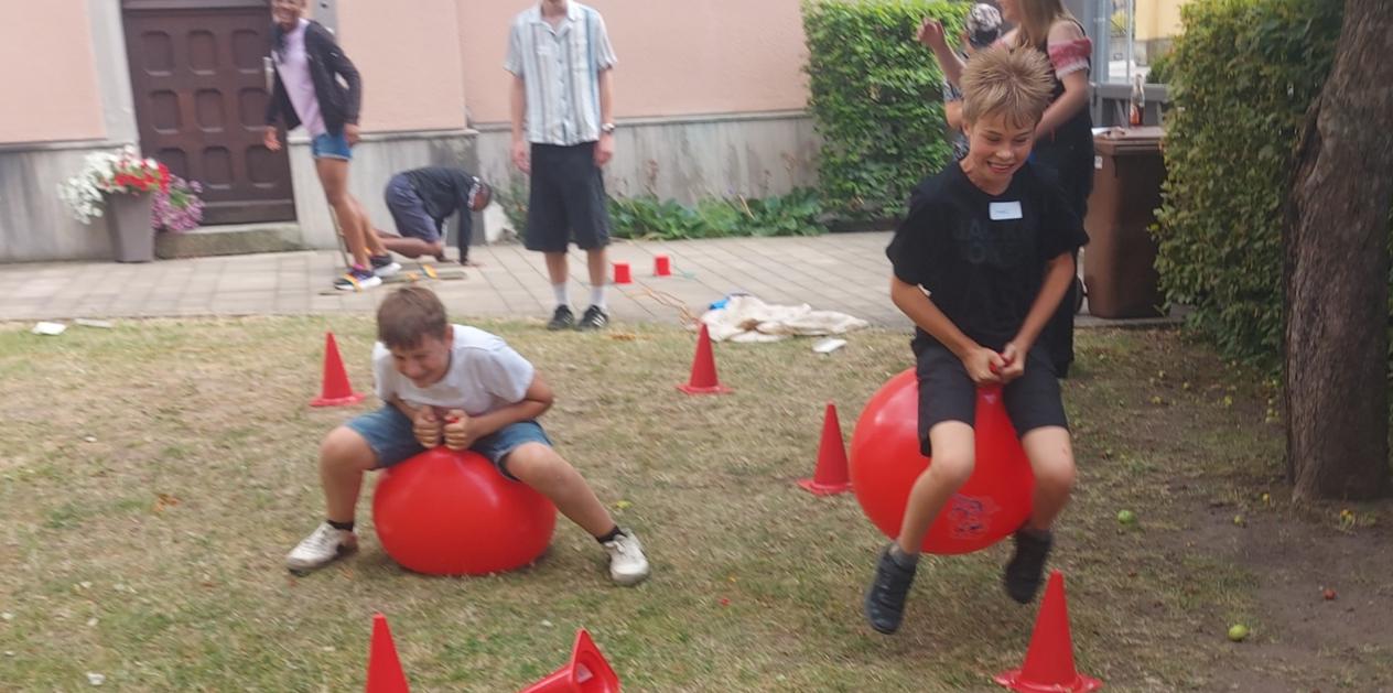 Hüpfend durch den Kerwa-Parcour
