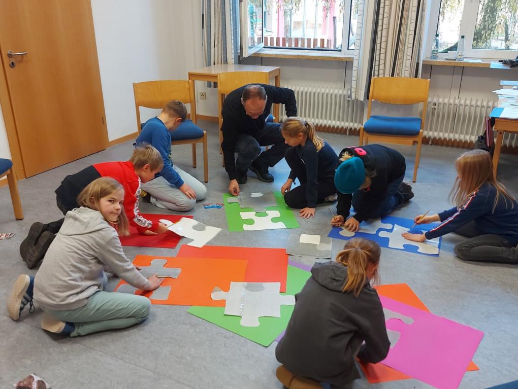 was die Kinder teilen wollen, wird bald auf den Puzzleteilen zu lesen sein