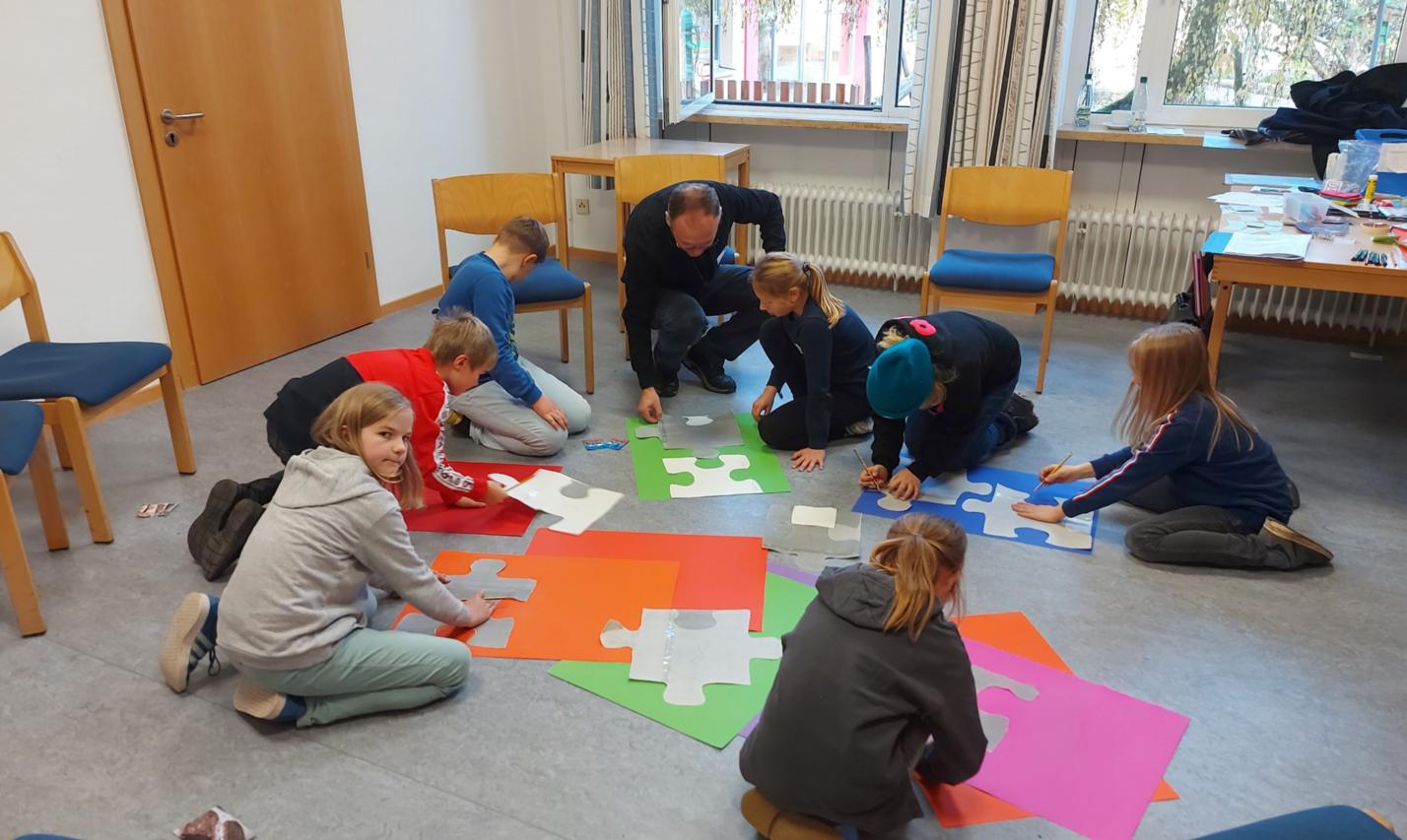 was die Kinder teilen wollen, wird bald auf den Puzzleteilen zu lesen sein