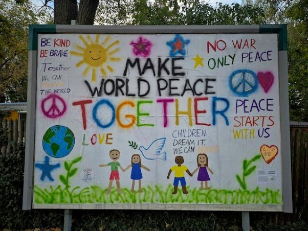 Plakatwandaktion zum Thema Weltfrieden
