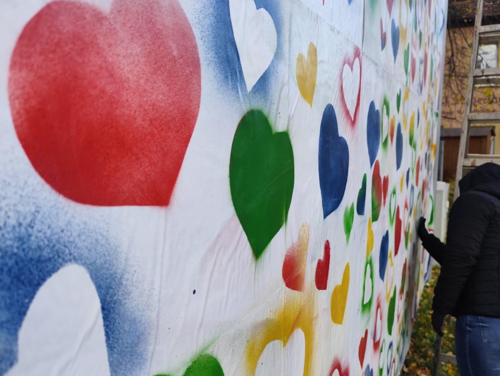Mit viel Herz wurde die Plakatwand gestaltet