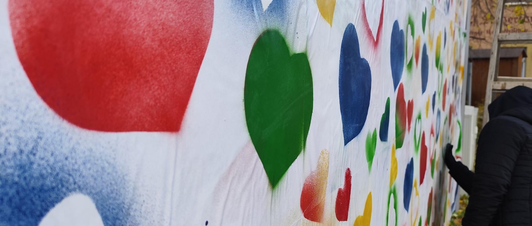 Mit viel Herz wurde die Plakatwand gestaltet