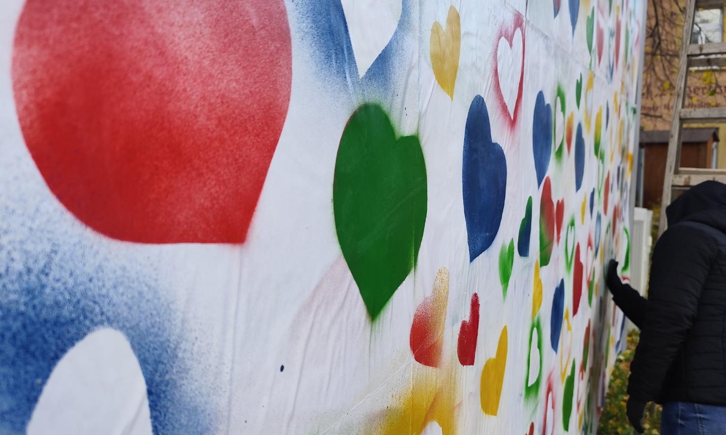 Mit viel Herz wurde die Plakatwand gestaltet
