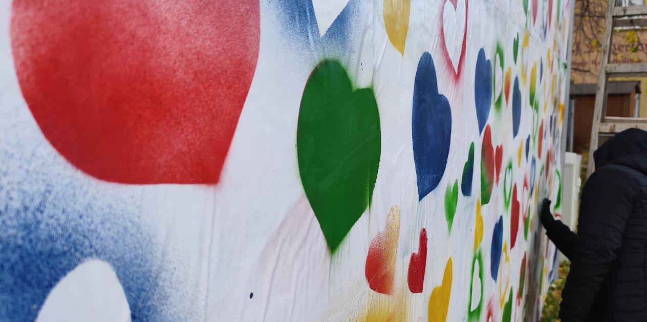 Mit viel Herz wurde die Plakatwand gestaltet