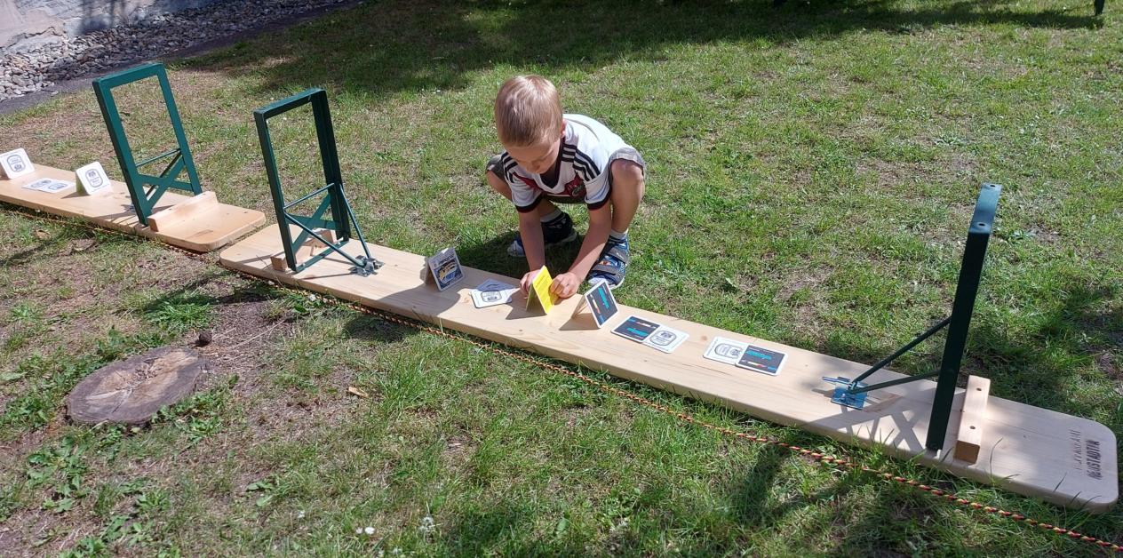 Bauwerk aus Bierdeckeln