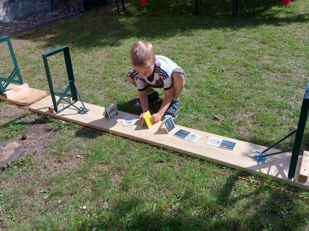 Bauwerk aus Bierdeckeln
