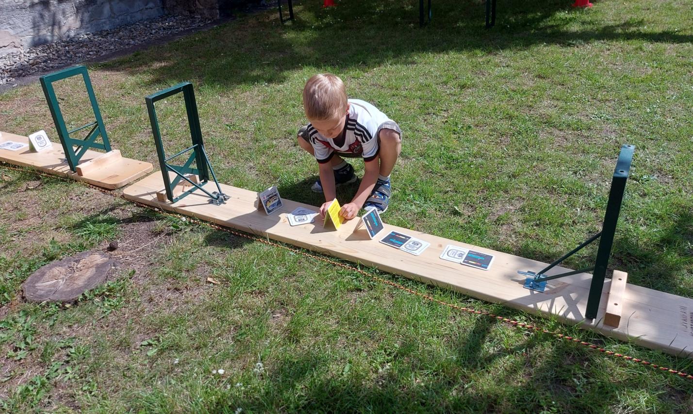 Bauwerk aus Bierdeckeln