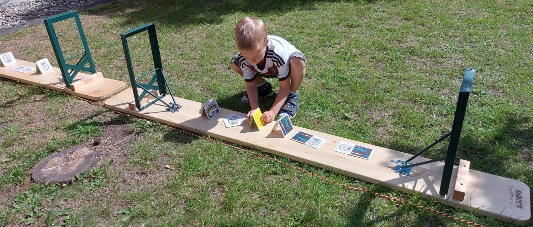 Bauwerk aus Bierdeckeln