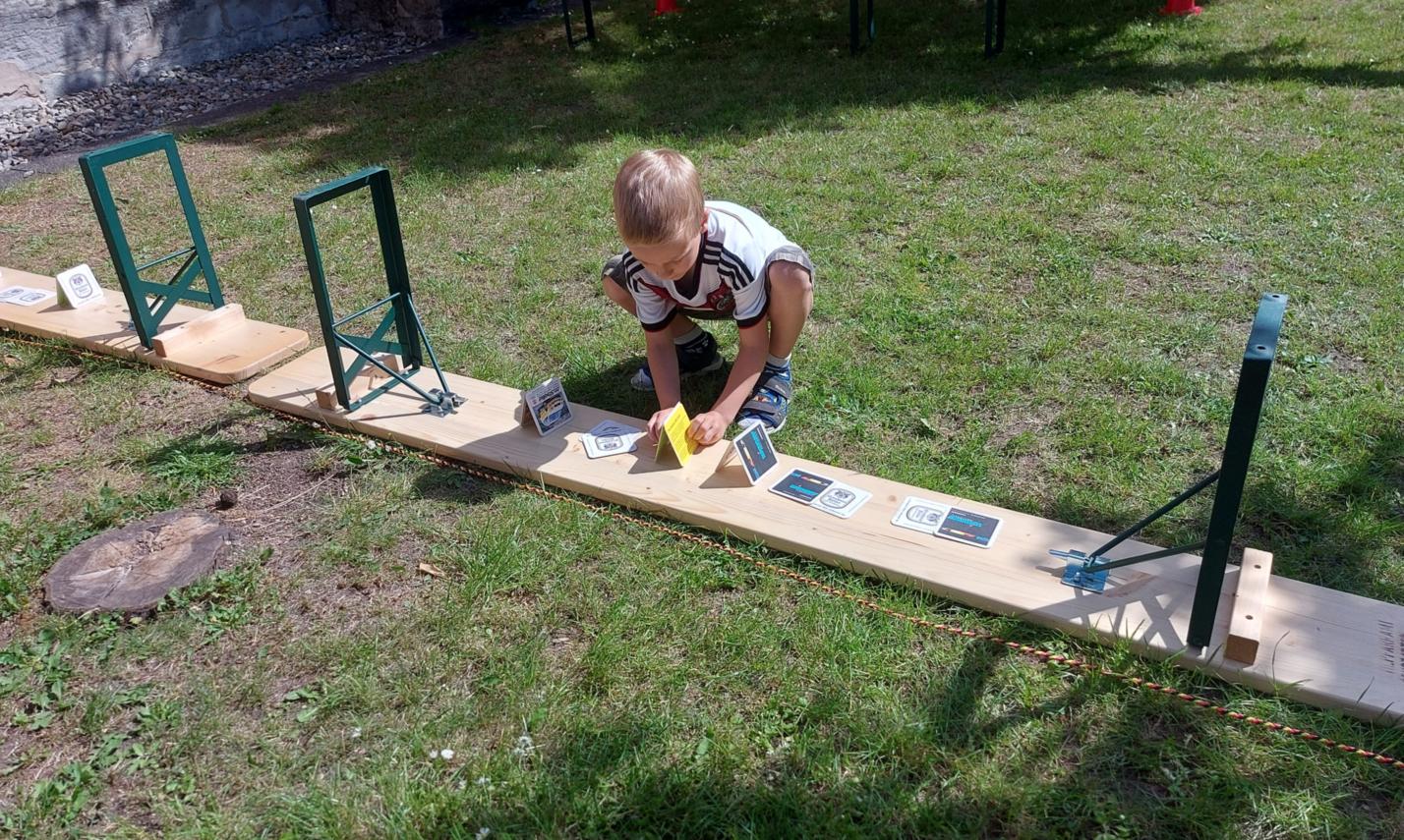 Bauwerk aus Bierdeckeln