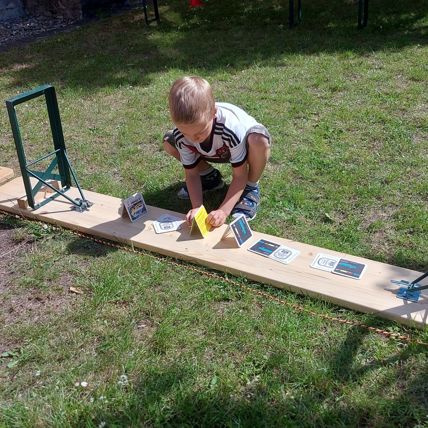 Bauwerk aus Bierdeckeln