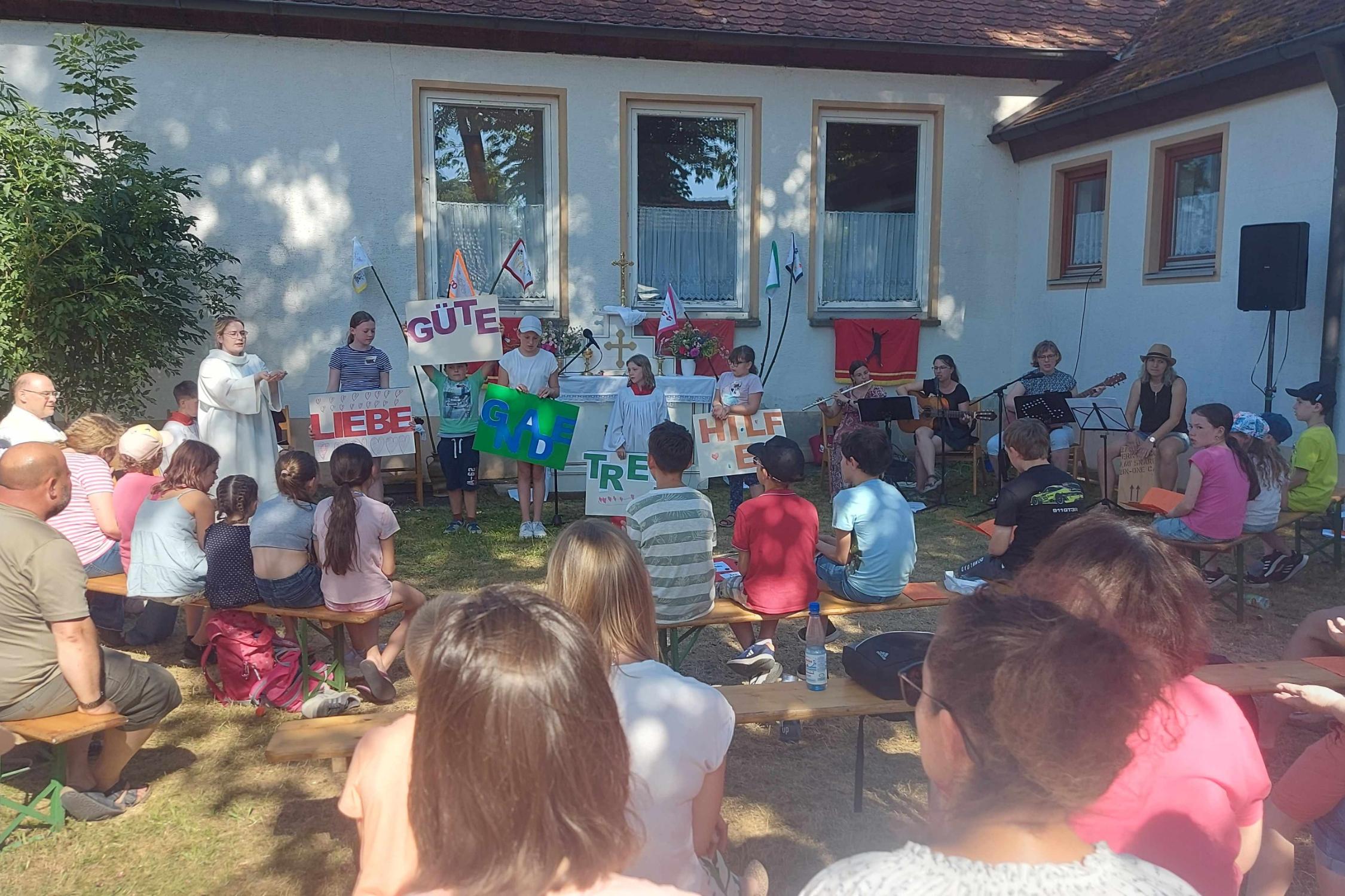 Kinder gestalten den Abschlussgottesdienst