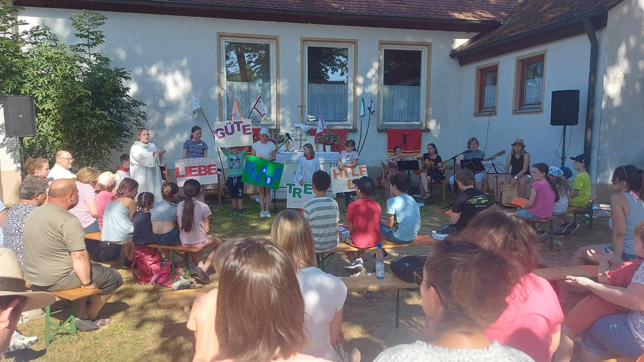 Kinder gestalten den Abschlussgottesdienst
