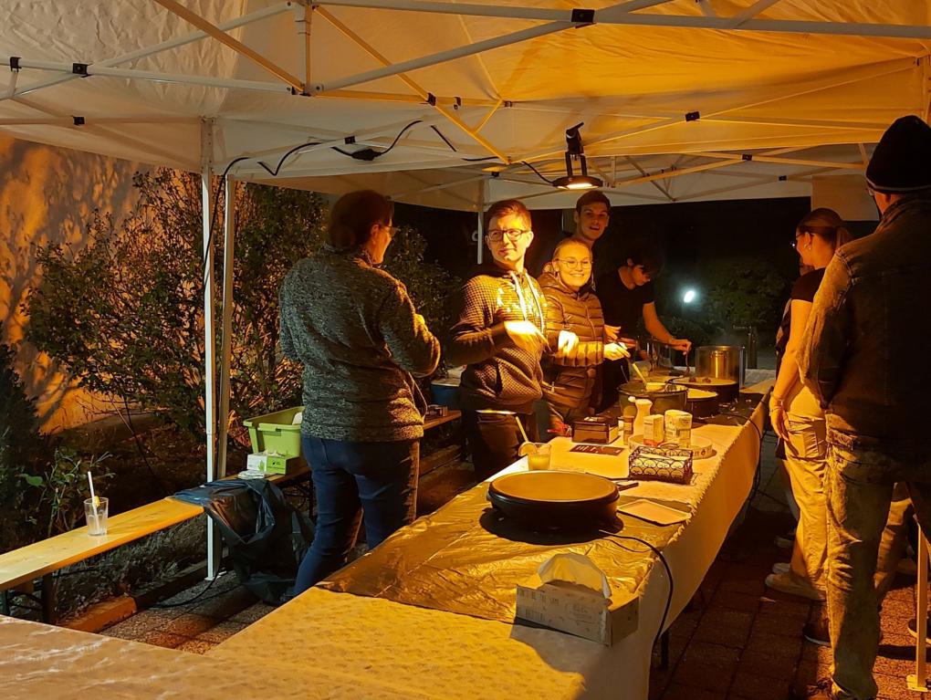 Mega-Spaß im Team beim Crêpes backen