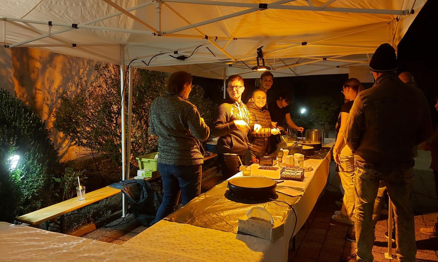 Mega-Spaß im Team beim Crêpes backen