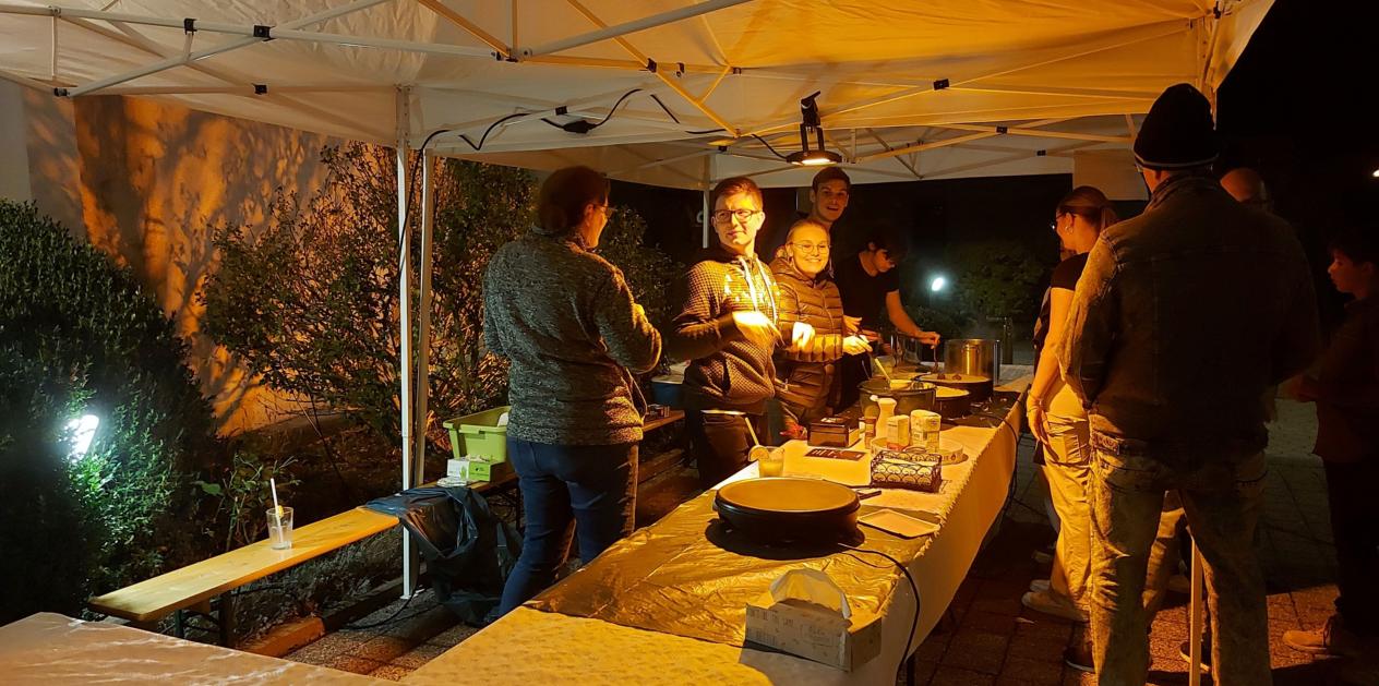 Mega-Spaß im Team beim Crêpes backen