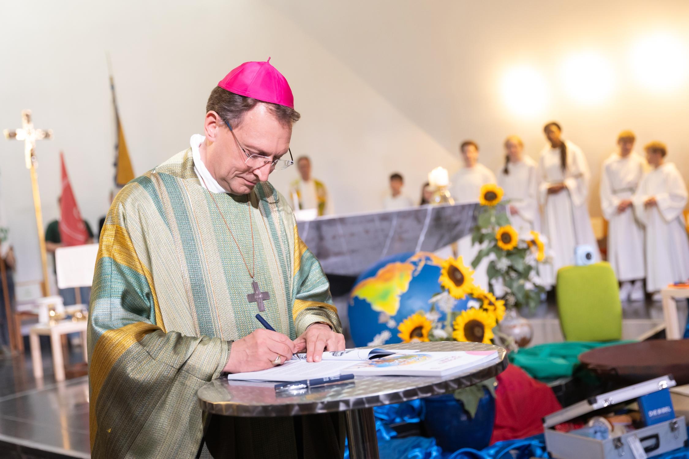Erzbischof Herwig Gössl unterzeichnet den neuen Jugendplan für das Erzbistum Bamberg und setzt ihn damit in Kraft, Gottesdienst zur Inkraftsetzung des Jugendplans am 26. Juli 2026 auf Burg Feuerstein