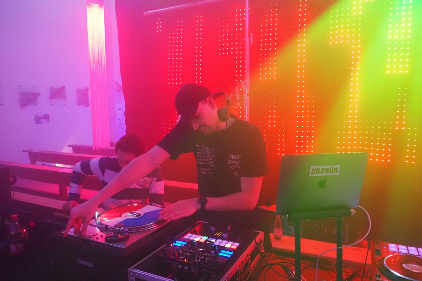 DJ pheelin sorgt mit Electronic Dance Music, Lightshow und Nebel für Disko-Feeling.
