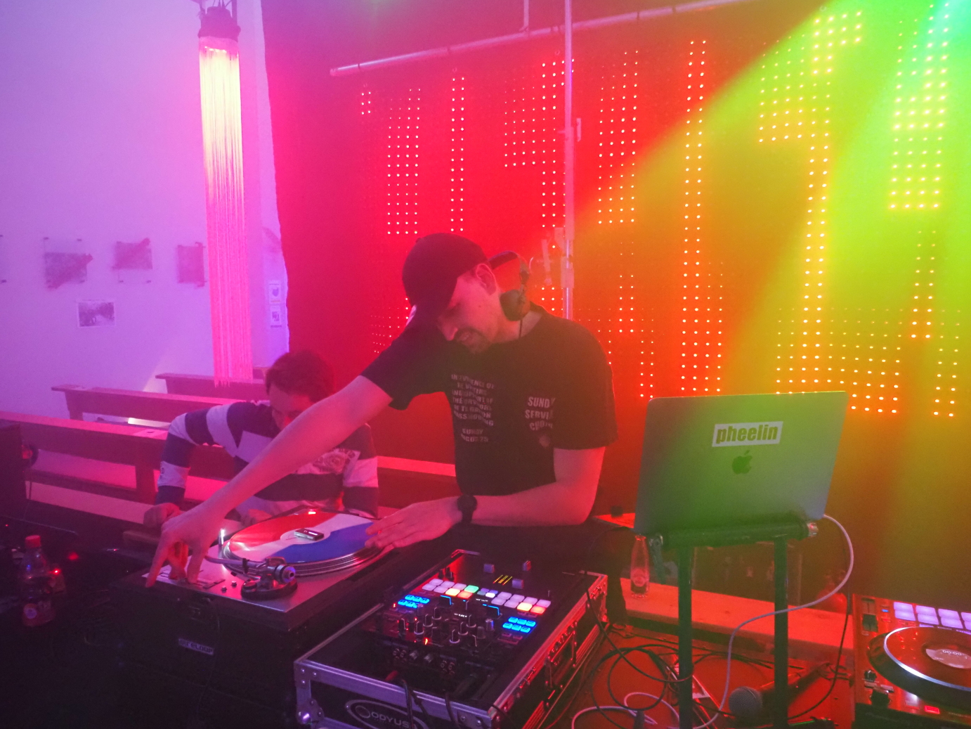 DJ pheelin sorgt mit Electronic Dance Music, Lightshow und Nebel für Disko-Feeling.